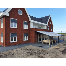 Dubbele plaza viva optistretch pergola systeem met zipscreens : opdracht stichting CARMAR