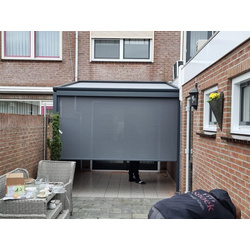 Overdekt achterstraat met pergola zonwering van brustor en zipscreen. Snoek wonen