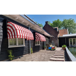 Alumminium markiezen met zwarte frame en kap.