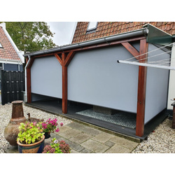 zipscreens onder pergola van hout.